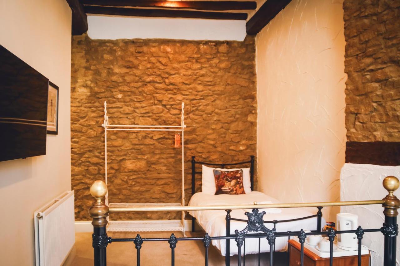 The Old Crown Coaching Inn سويندون المظهر الخارجي الصورة