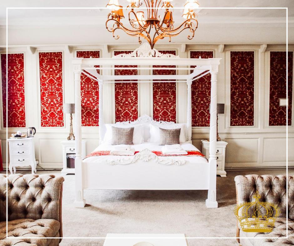 The Old Crown Coaching Inn سويندون المظهر الخارجي الصورة