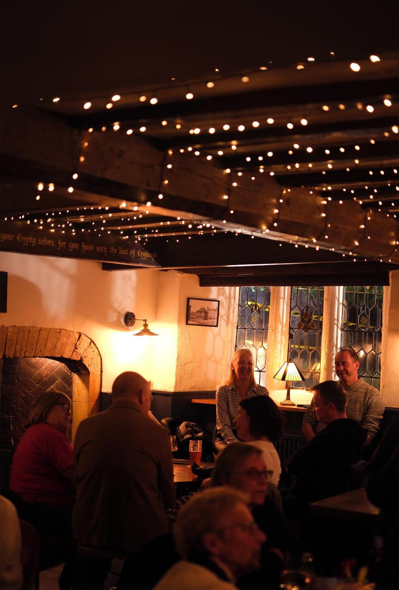 The Old Crown Coaching Inn سويندون المظهر الخارجي الصورة